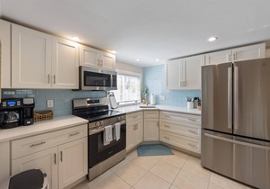 Sea Spray 2: *Pet-friendly *Steps to the beach *Close to shops, restaurants