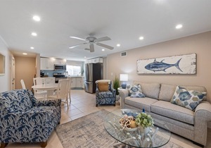 Sea Spray 2: *Pet-friendly *Steps to the beach *Close to shops, restaurants