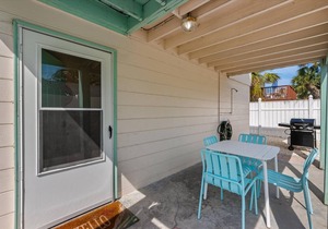 Sea Spray 2: *Pet-friendly *Steps to the beach *Close to shops, restaurants