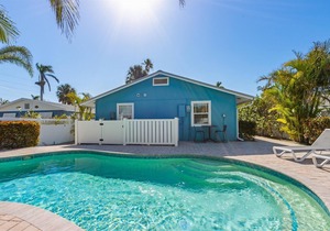 Sea Spray 5: *Heated Pool *Steps to beach *Close to shops and dining
