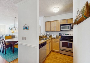 Serene, updated villa with WiFi, washer/dryer, central AC & pool