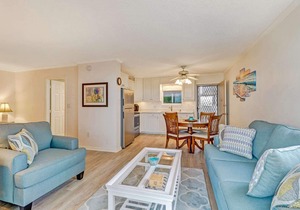 Short walk to the Gulf! Newly Remodeled Bonita Beach Studio, Pool View, Beach Gear & Free Wi-Fi!