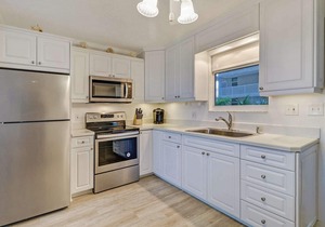 Short walk to the Gulf! Newly Remodeled Bonita Beach Studio, Pool View, Beach Gear & Free Wi-Fi!