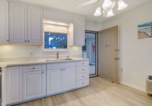 Short walk to the Gulf! Newly Remodeled Bonita Beach Studio, Pool View, Beach Gear & Free Wi-Fi!