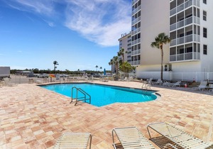 Short walk to the Gulf! Newly Remodeled Bonita Beach Studio, Pool View, Beach Gear & Free Wi-Fi!