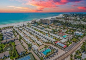 Siesta Key Haven: Beachside Pool & More