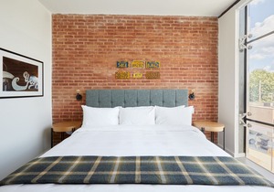 Sonder | The Queen | Charming Room