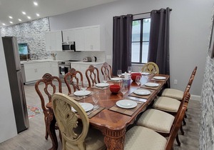 Spacious 6bdr/5bath Vacation Home 1 mi to beach