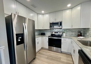 Spacious Family Getaway ~ Beach Service Included ~ Gated Beach Access
