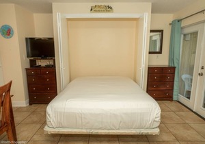 SPC8121 - Studio with Murphy Bed - sleeps 4