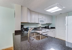 Steps to the Ocean! 2 bed/2 bath, 2118 Beachwood