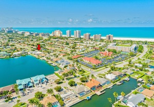 Stunning Water Views on Landmark Bay, Quick walk to the Beach