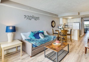★Stylish & Comfy ☀Sunrise & Ocean View 65" Smart TV w/Ocean Front Balcony