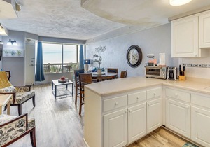 ★Stylish & Comfy ☀Sunrise & Ocean View 65" Smart TV w/Ocean Front Balcony