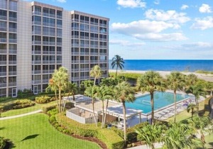 Stylish condo w. water views, resort-style pool