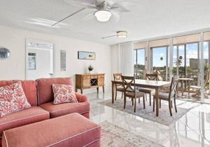 Stylish condo w. water views, resort-style pool