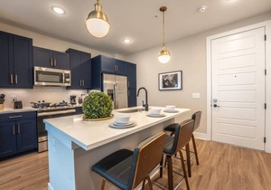 Stylish Downtown Deluxe Apartment W/Pool & Parking