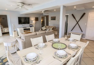 Stylish home w. tropical landscaping, private pool + hot tub