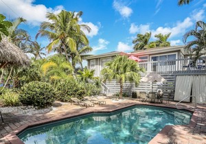 Stylish home w. tropical landscaping, private pool + hot tub