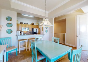 Stylish townhouse condo near the beach w/full kitchen, WiFi, and shared pool