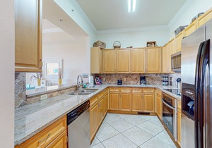 Stylish townhouse condo near the beach w/full kitchen, WiFi, and shared pool