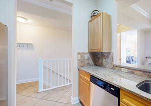 Stylish townhouse condo near the beach w/full kitchen, WiFi, and shared pool