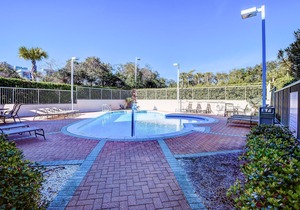 Stylish townhouse condo near the beach w/full kitchen, WiFi, and shared pool