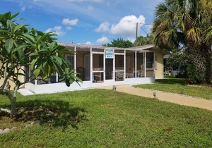 Sunny Apartments a block from Warm Mineral Springs