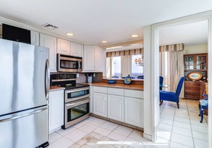 Sunny, oceanfront condo with great views, balcony & outdoor pool