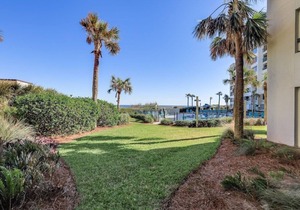 The Perfect Getaway. Steps to Beach and Pool!