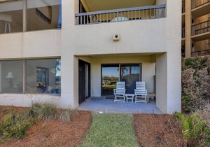 The Perfect Getaway. Steps to Beach and Pool!