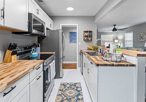 This house is a 4 bedroom(s), 2 bathrooms, located in Jacksonville, FL.