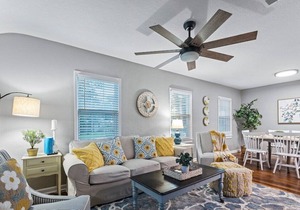 This house is a 4 bedroom(s), 2 bathrooms, located in Jacksonville, FL.