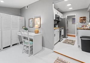 This house is a 4 bedroom(s), 2 bathrooms, located in Jacksonville, FL.