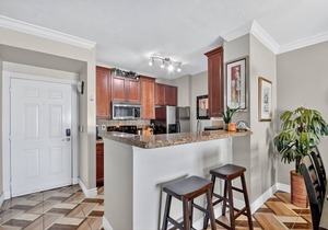 Top Floor Living/Penthouse 1BR Condo in the Heart of Cityplace, WPB