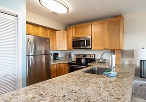 Tranquil Top Floor Condo w/Ocean Views close to Attractions in the Upper Keys