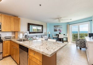 Tranquil Top Floor Condo w/Ocean Views close to Attractions in the Upper Keys
