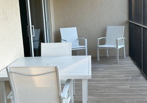 TRENDY BEACH CONDO ON THE GROUND FLOOR!
