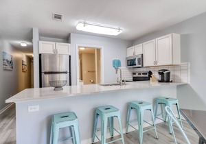 Trendy condo with full kitchen, shared pool, and easy beach access