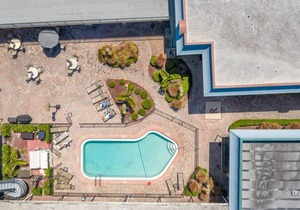 Tropical condo w. community pool, walk to beach