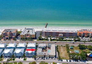 Tropical condo w. community pool, walk to beach