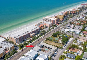 Tropical condo w. community pool, walk to beach