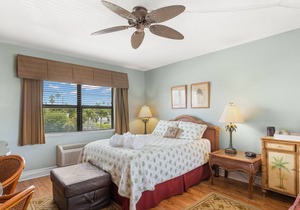 Tropical condo w. community pool, walk to beach