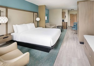 Ultimate Marathon Key Getaway! Convenient Room, King Bed, Free Breakfast, Pool