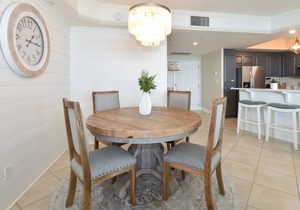 Updated beachfront condo w/great early spring & summer rates! Book now! 💙🏖☀