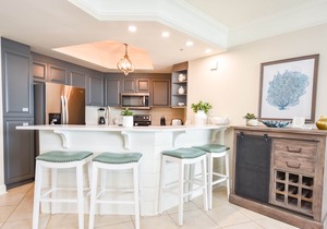 Updated beachfront condo w/great early spring & summer rates! Book now! 💙🏖☀