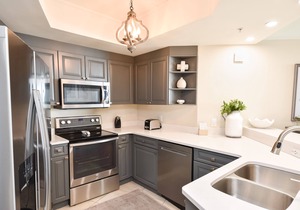 Updated beachfront condo w/great early spring & summer rates! Book now! 💙🏖☀