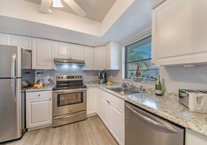Updates Polynesian Villa - 5 minutes from Gulf Beaches!