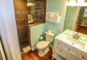 Upgraded home w. natural outdoor setting, steps to beach