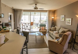 Upscale condo w. Gulf views, pool access + 2-wk minimum